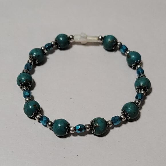 Green Elastic Beaded Bracelet With Cross Charm - Picture 4 of 4